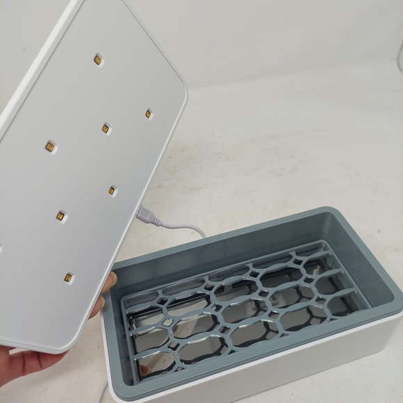 Cahot UV Light Sanitizer Portable Box Wireless Phone Charging Model UM-T20 - Picture 4 of 13